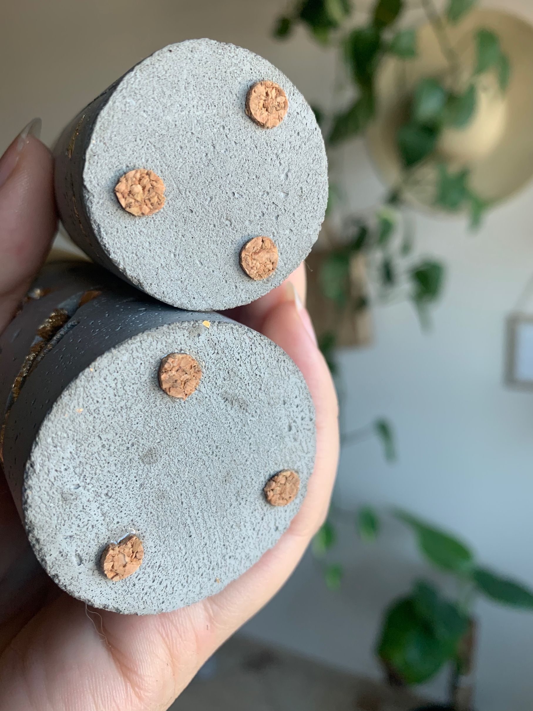 Fundo de duas velas mostrando os apoios de cortiça