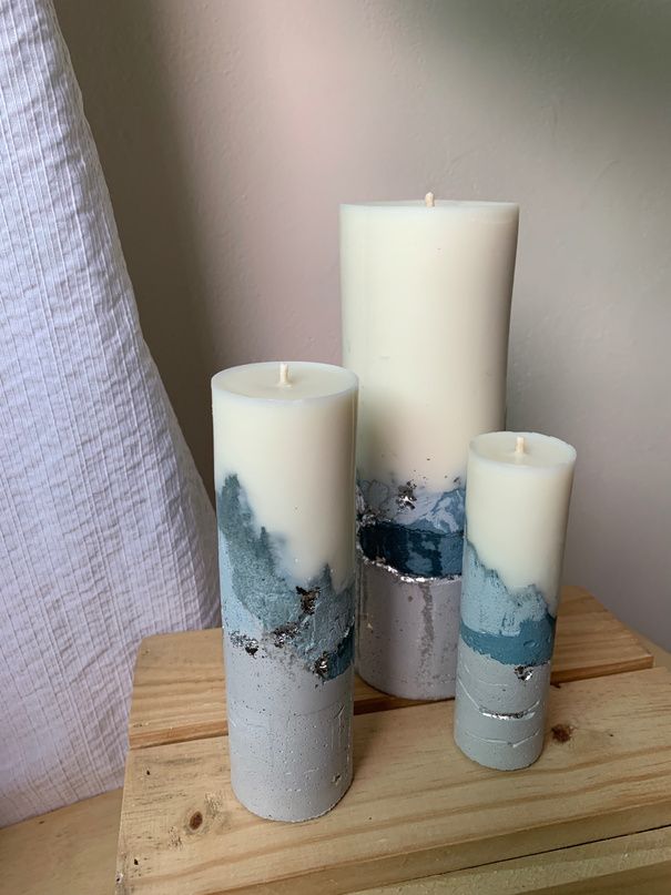 Trio de velas com base azul marmorizada