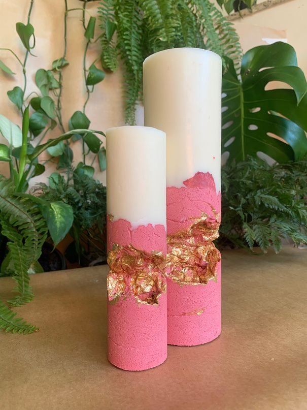 Duas velas com base rosa e folha de ouro