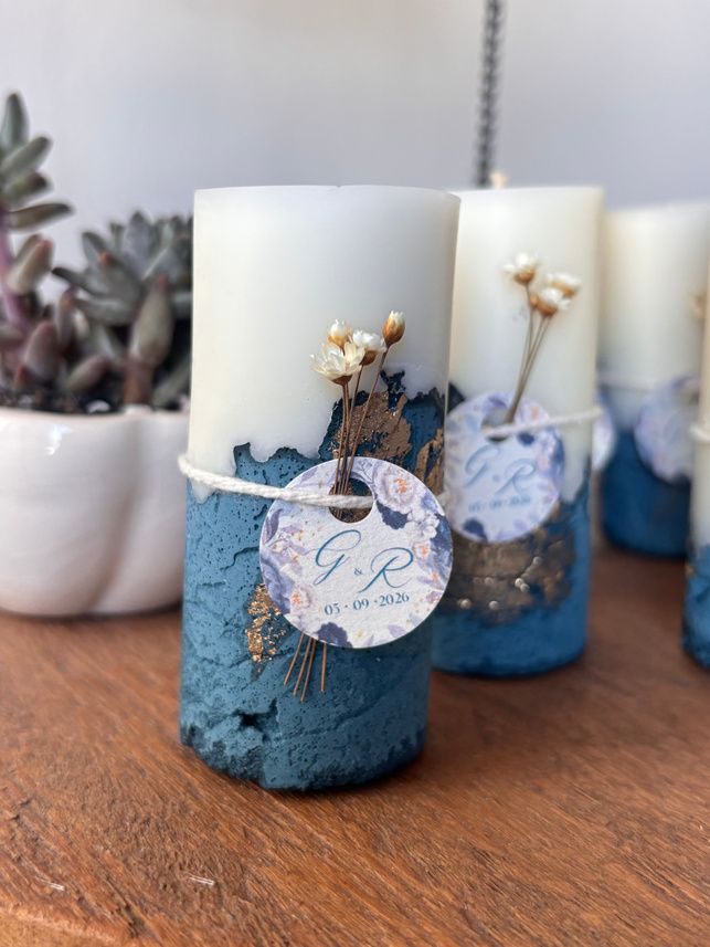 Velas com base azul, tag redonda com iniciais e data