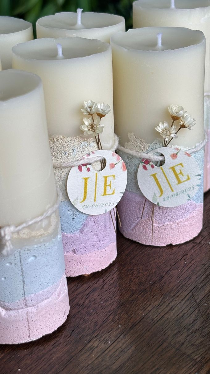 Lembranças de casamento: velas com base lilás e rosa, tag com iniciais e ramo de flores secas